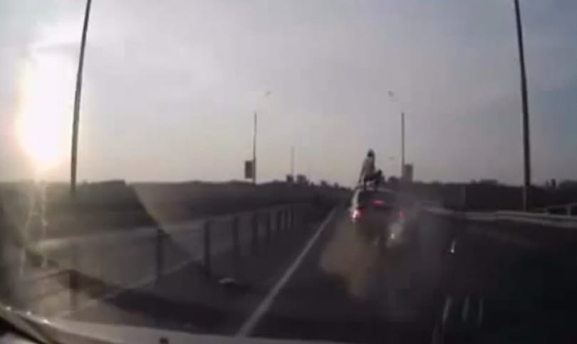 Videó: Ilyen motorbalesetet még nem látott