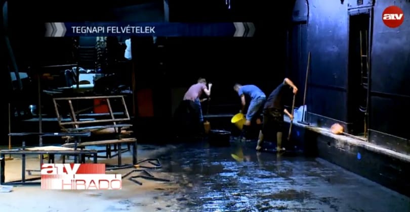 Szétrobbantotta a betont a víz a Katona József Színházban