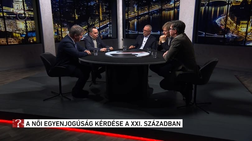 Öt férfi veregette egymás vállát, miközben a női egyenjogúságról beszélt az M1-en