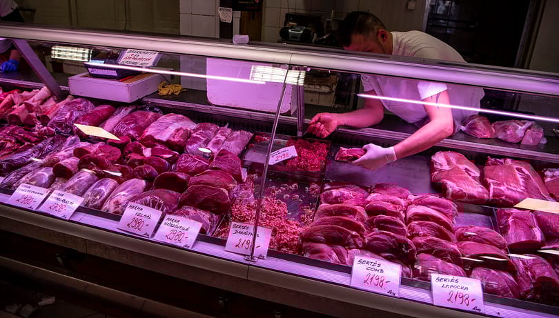 Több százezer forintos büntetést kapott a csirkemellet aranyáron kínáló hentes