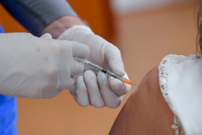Az EU-nak nem kell az AstraZeneca és Johnson & Johnson 300 millió extra adag vakcinája