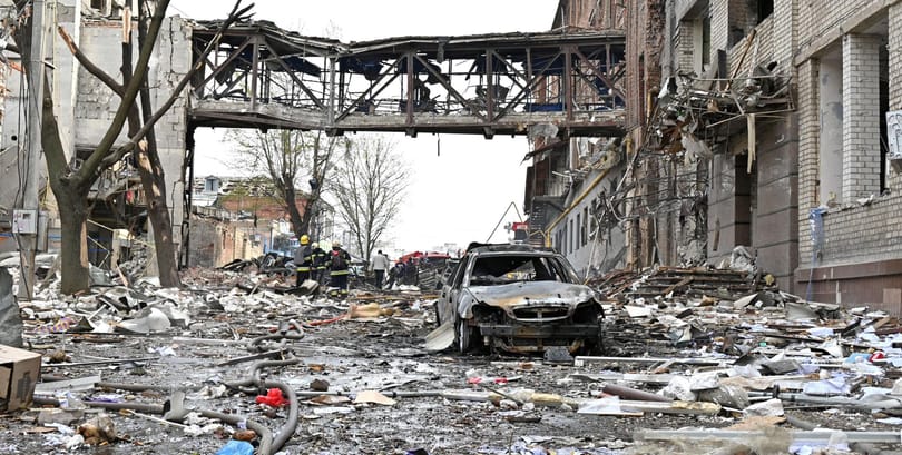 Két halálos áldozata és 18 sebesültje van a harkivi bombázásnak