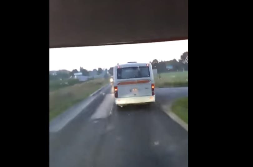 Két buszsofőr versenyzett a 83-as főúton, az egyik videóra vette