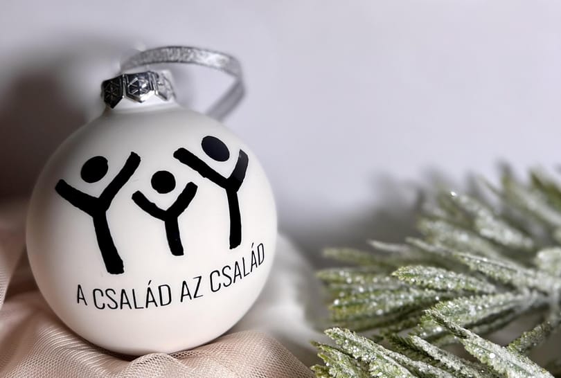 Szivárványcsaládokat szimbolizáló díszt szeretne Novák Katalin karácsonyfájára egy szervezet