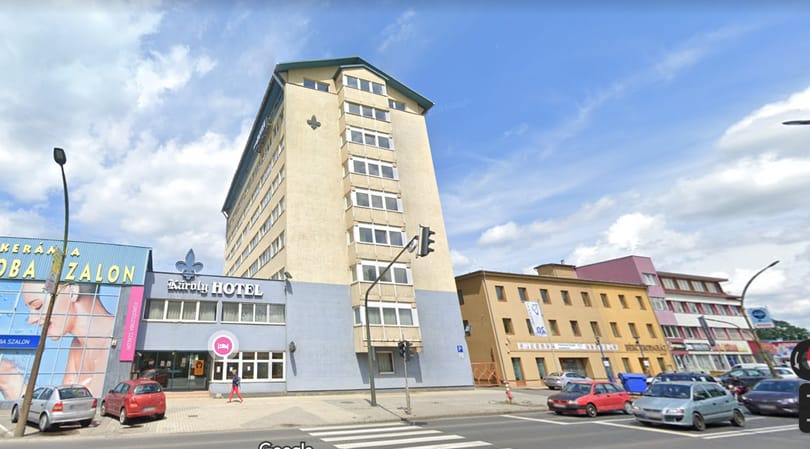 Rendőrök őriznek egy karantén alá vont miskolci szállót