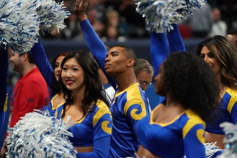 Debütáltak az első férfi cheerleaderek a vasárnapi Super Bowlon
