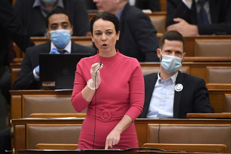 Széttapsolta a Fidesz Szabó Tímea felszólalását, Kósa nem tudja, mikor tetőzik a járvány
