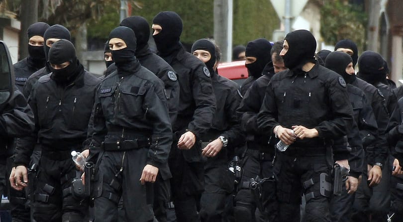 Miért nem sikerült élve elfogni a toulouse-i merénylőt? Kritizálják az elit kommandót