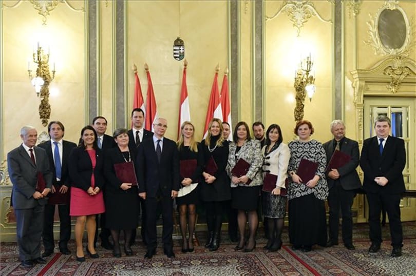 Balog Zoltán kitüntette Wolf Katit és a HVG-címlapért perlő, Pride-ellenes exképviselőt