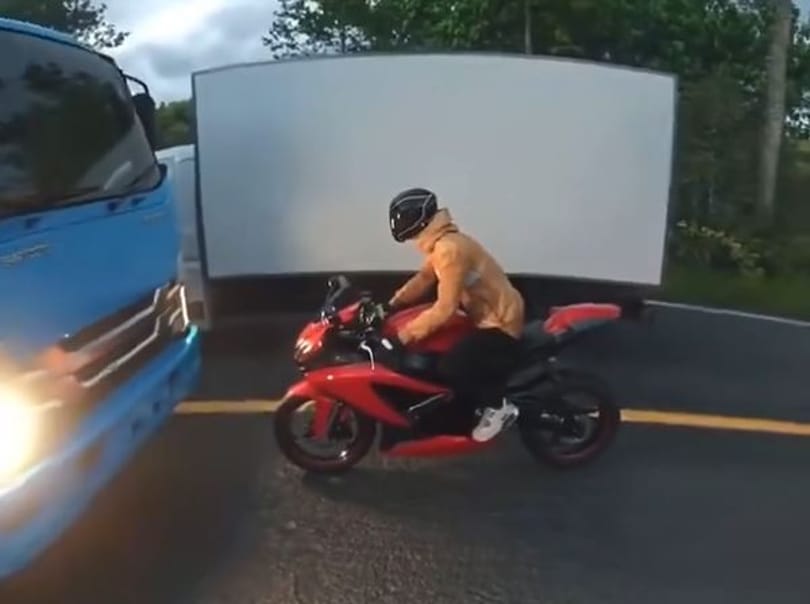 Sokkoló videóval üzentek a lengyel mentősök a motorosoknak