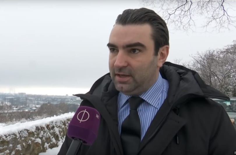 A mostoha körülményekkel magyarázza a közmédia szakértője azt, hogy emlékeztetni kellett, mit mondjon