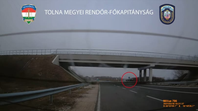 Videón, ahogy többször megpördül a levegőben az M9-esen balesetező autó