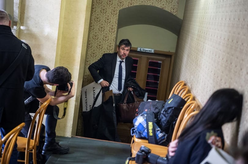 Feljelentették Hadházyt, mert egy EU-s zászlót lógatott ki az autója ablakán