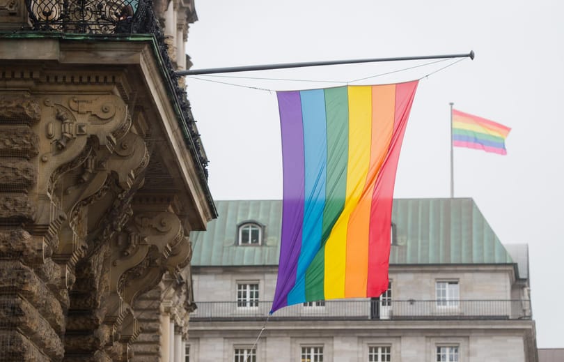 Index: Szijjártó nem enged szivárványos zászlót kitűzni a nagykövetségekre