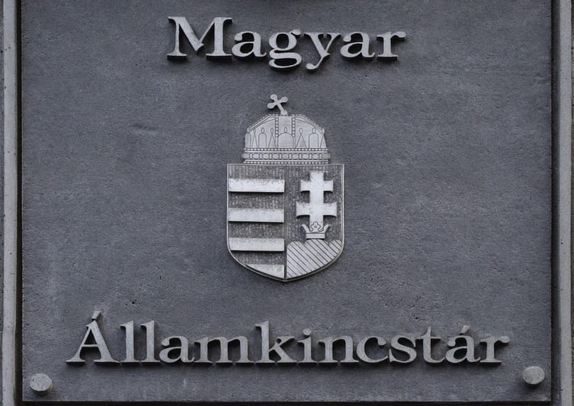 Közalkalmazottak százezreinél késnek a fizetések
