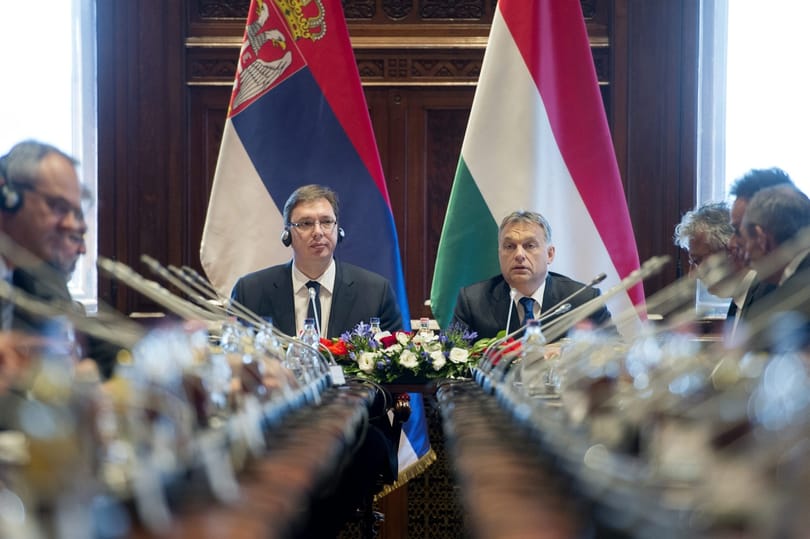 Budapesten már nem gyalázta a kerítést a szerb kormányfő