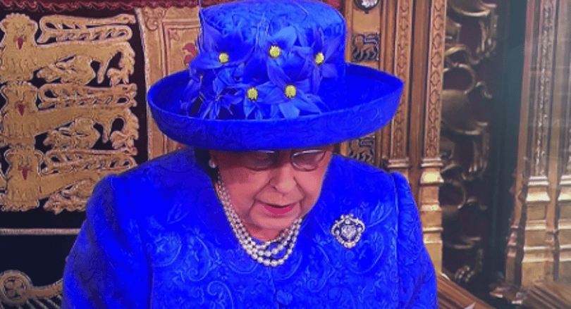 Kalappal üzent Erzsébet királynő a brit alsóházban?