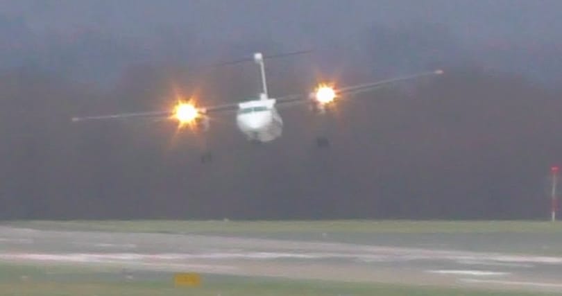 Videó: minden tiszteletünk azé a pilótáé, aki 110 km/h-s oldalszélben végül csak letette ezt a repülőgépet