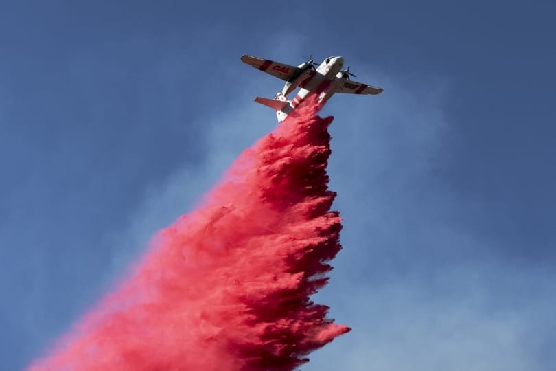 Rózsaszín ragaccsal próbálják megfékezni a Los Angeles-i lángokat