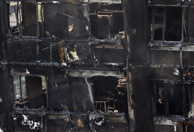 Már 17 halott a londoni tűzvész után - ennyi maradt csütörtökre a kiégett toronyból