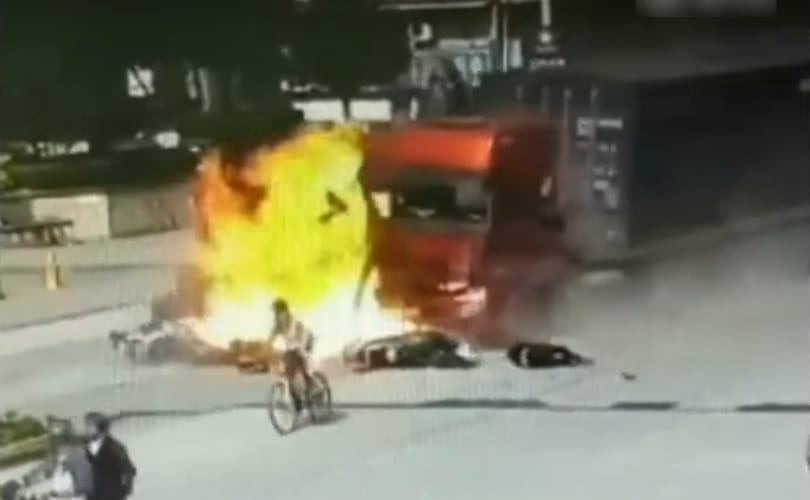 3 autót és 2 motorost öklelt fel fékezés nélkül egy kamion – videó
