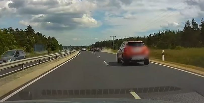 Őrült előzés a 8-ason: a padkán kerülte a sort a motoros
