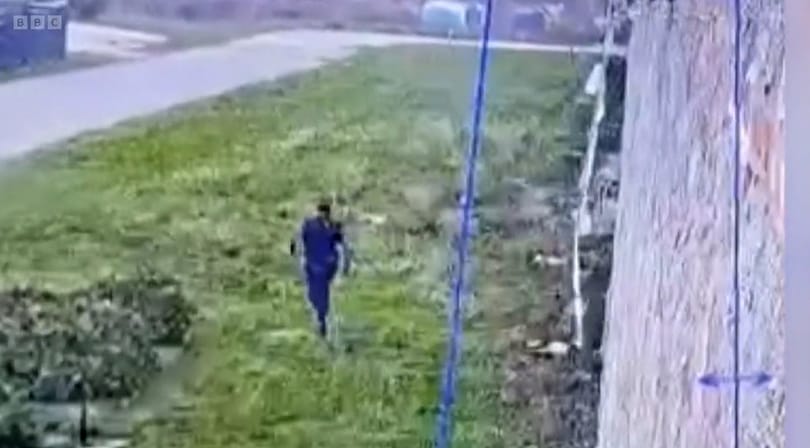 Mint a közhelyes börtönfilmekben: videón, ahogy összekötözött lepedőkön szökik meg a maffiafőnök