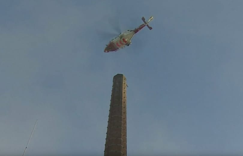 Tizenöt órán át lógott egy kéményről, meghalt mire sikerült kiszabadítani