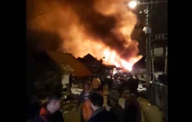 Tűz pusztított a csíksomlyói cigánytelepen, húsz ház égett le
