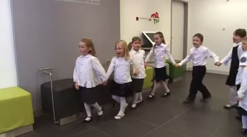 Vedd le a kezedet a gyerekről!