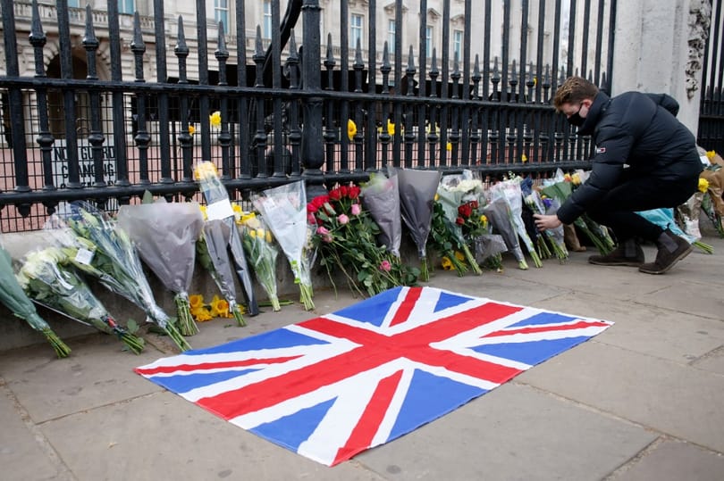 A Buckingham-palota és a Windsor-kastély előtt is gyűlnek a virágcsokrok