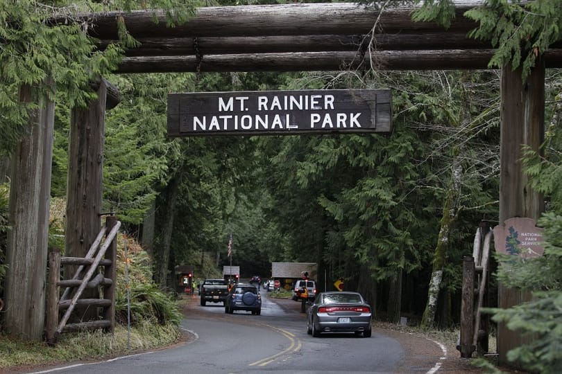 Elküldték a túrázókat, fegyveres férfi után kutatnak egy amerikai nemzeti parkban