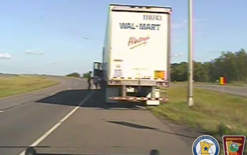 Annyira részeg volt a sofőr, hogy kiszállni sem tudott a kamionjából – videó