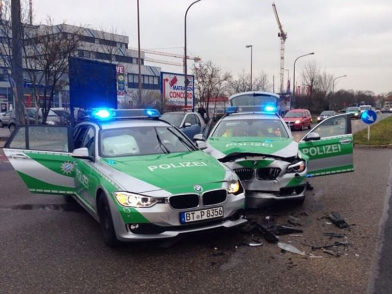 Összeütközött egymással a német rendőrség két BMW-je - fotó