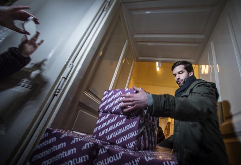 Nem gyűjthet népszavazásos aláírásokat a Momentum