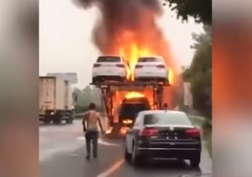 A lángok közül mentette ki az utolsó Volkswagent a kamionos – videó