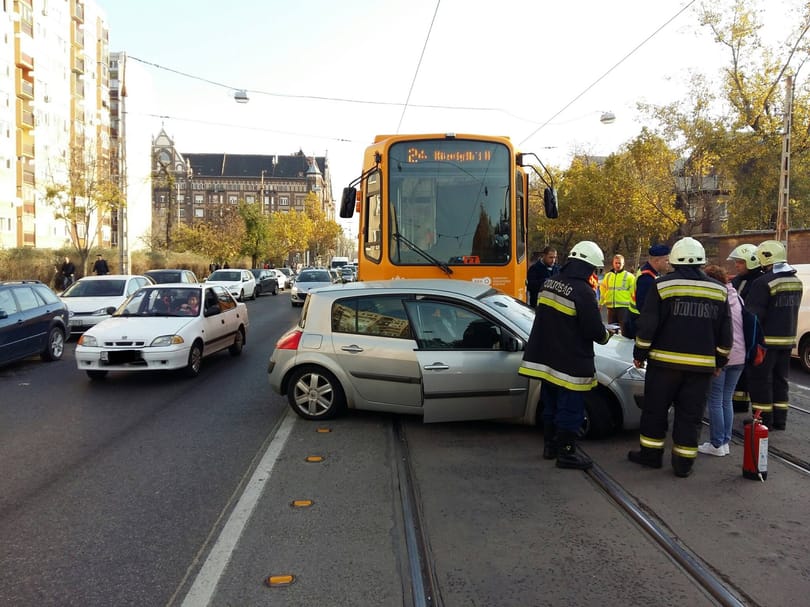 A 24-es villamos elé kanyarodott egy autó, itt is pótlóbuszra volt szükség – fotó