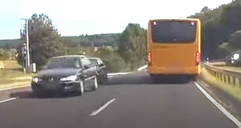 A buszosnak kellett menteni a helyzetet egy életveszélyes előzésnél Eplénynél – videó