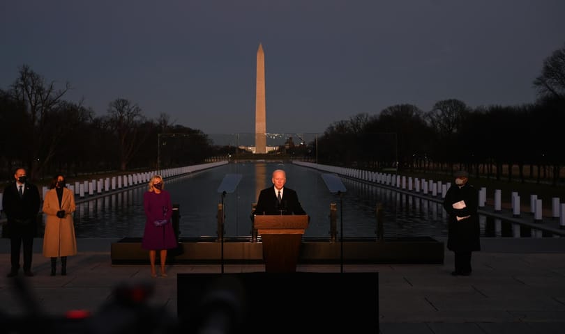 Beiktatása előtt a járvány 400 ezer amerikai halottjára emlékezett Biden