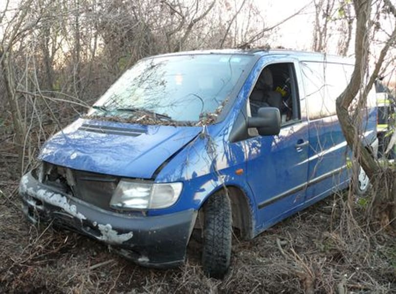 Halott lehetett a sofőr, amikor fák közé hajtott a Mercedes – fotó