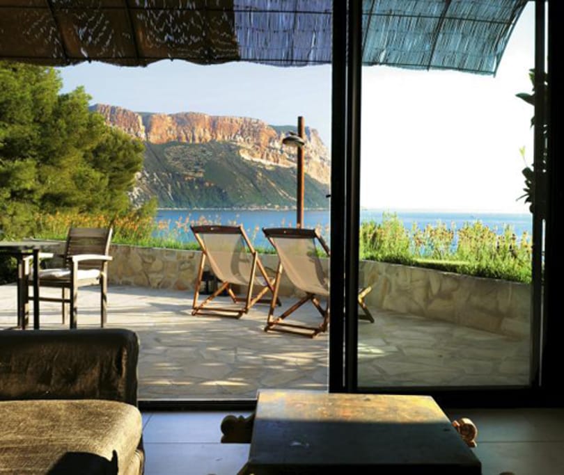 Sötét mediterrán villa a tengerparton