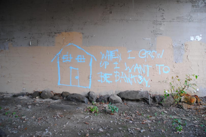 Street art percek: Banksy vandálságra neveli a kiskorúakat?