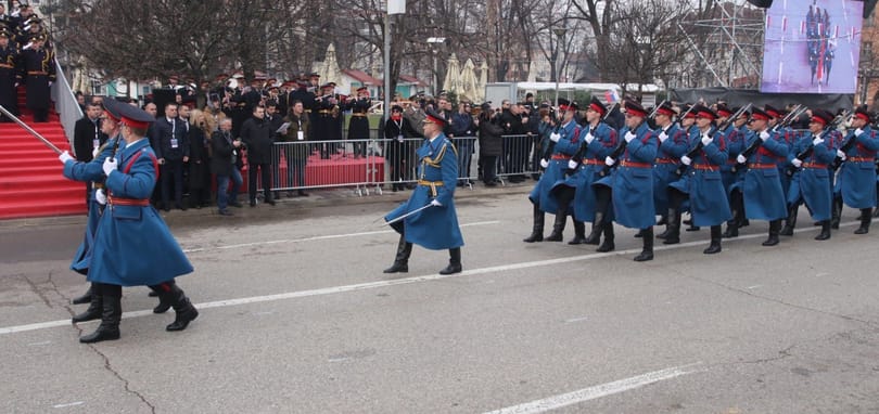 Betiltott ünnepnapon parádéztak a boszniai szerb rendvédelmi erők