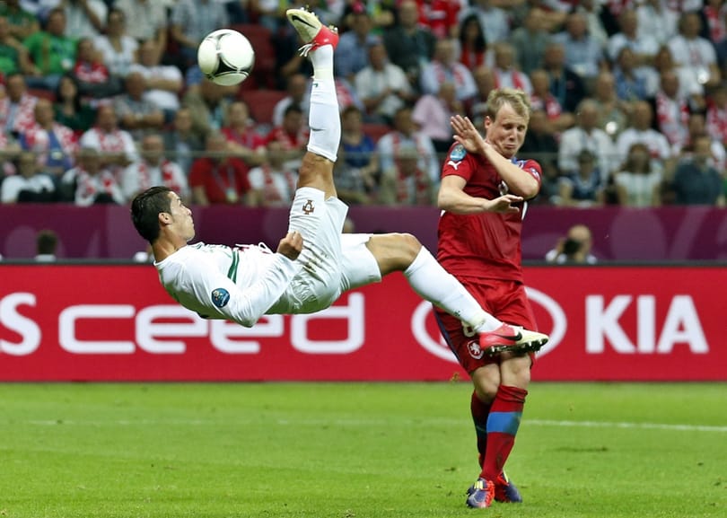 Megint Ronaldo, négy között a portugálok