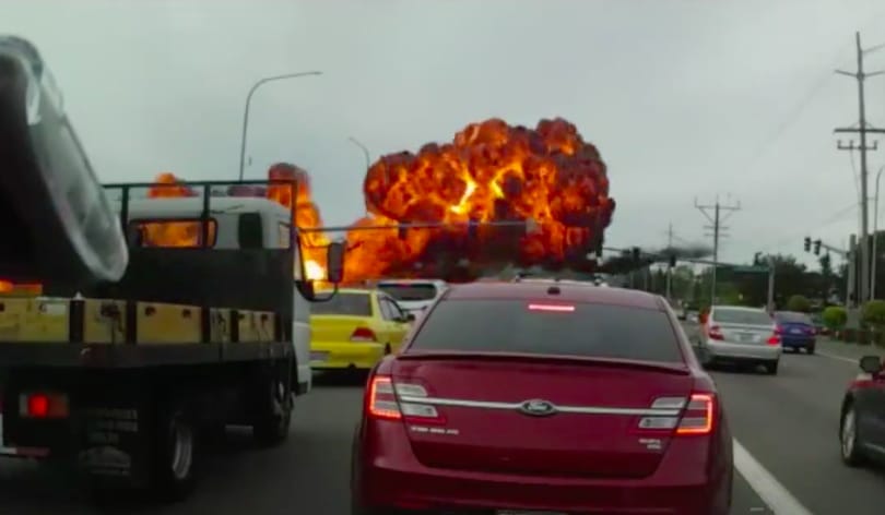 Videóra vette egy autós, ahogy lezuhan egy repülőgép Amerikában