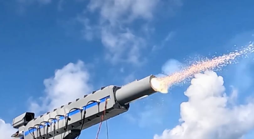 Világelső pusztító fegyvert szerelt Japán egy hadihajóra; kipróbálták, működik – videó