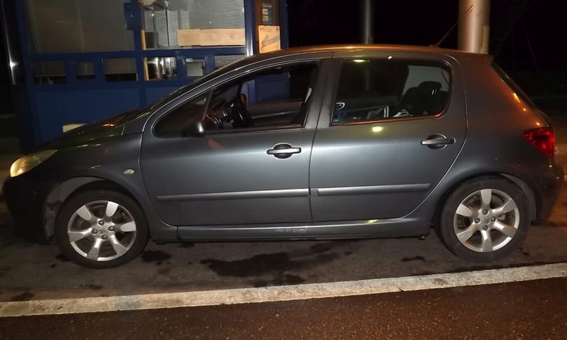 Angliában ellopott francia autóval bukott le egy román sofőr a magyar határon – videó
