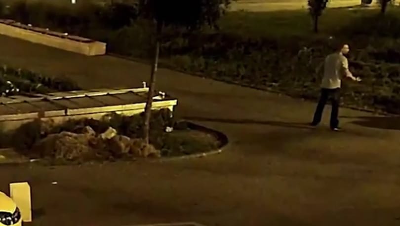 Leütöttek egy embert ma hajnalban egy buszmegállóban - ezt a férfit keresik