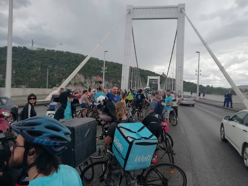 Az Erzsébet híd egy-egy sávját is elfoglalták a katatörvény ellen tüntetők