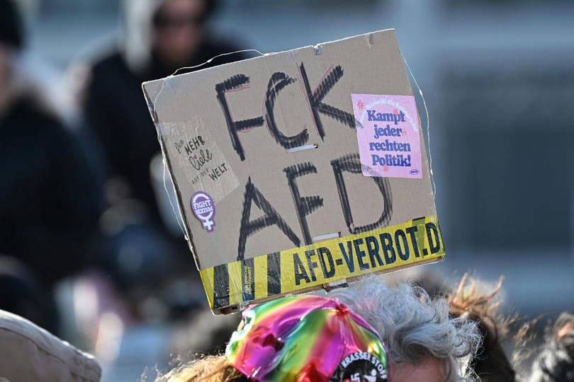Németek és papírnémetek harca: a betiltás küszöbén Orbán Viktor szövetségese, az AfD